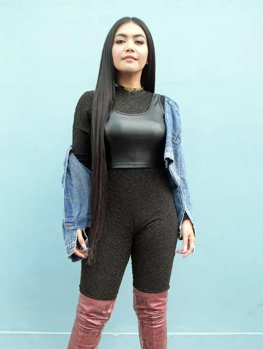 Perempuan 39 tahun itu juga tidak sempat membaca komentar-komentar dari warganet. Ia tetap akan menjalani aliran bermusiknya. Apalagi selama ini, Denada sering kali disamakan dengan Nicki Minaj. (Nurwahyunan/Bintang.com)