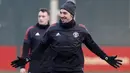 Striker Manchester United, Zlatan Ibrahimovic, mengikiuti sesi latihan jelang laga Liga Champions di Manchester, Senin (4/12/2017). Manchester United akan berhadapan dengan CSKA Moscow. (AP/Martin Rickett)