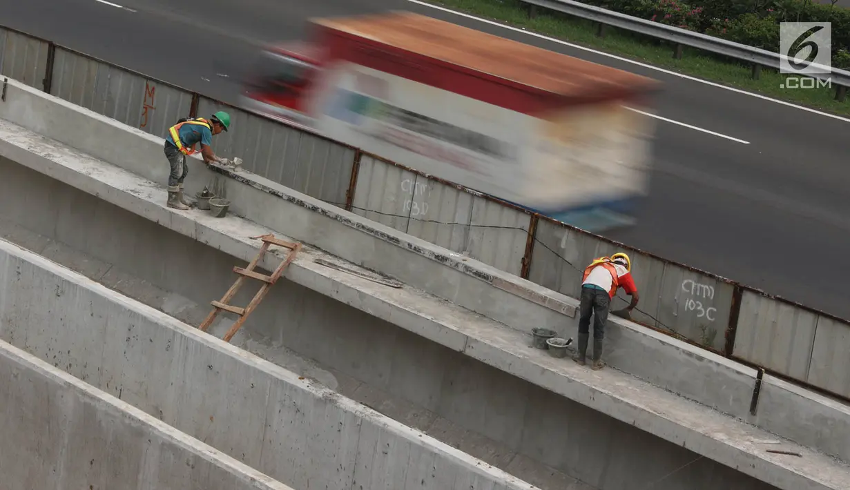 Pekerja menyelesaikan pembangunan proyek kereta ringan (LRT) di kawasan Kampung Makassar, Jakarta, Rabu (19/7). Gubernur DKI Jakarta Djarot Saiful Hidayat meminta agar sarana transportasi masal MRT dan LRT berkoordinasi. (Liputan6.com/Immanuel Antonius)