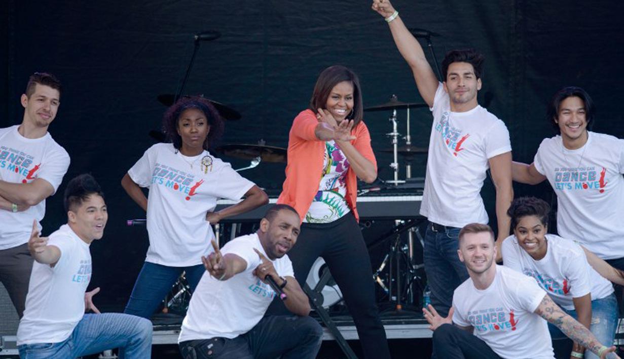 Ibu negara Amerika Serikat, Michelle Obama menari lincah di acara Easter Egg Roll yang diadakan di Gedung Putih, Senin (6/4/2015). (AFP PHOTO/Brendan SMIALOWSKI)