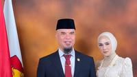 Mulan Jameela tampil manis dengan kebaya kutubaru dan batik gelap sebagai bawahan [@mulanjameela1]