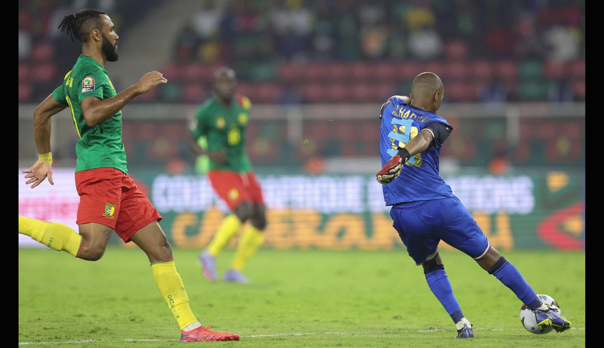 Comoros berhak lolos ke babak knock-out sebagai salah satu peringkat tiga terbaik. Sorotan untuk Comoros pun terus berlanjut, tetapi kali ini untuk berbagai hal yang tidak biasa. (AFP/Kenzo Tribouillard)