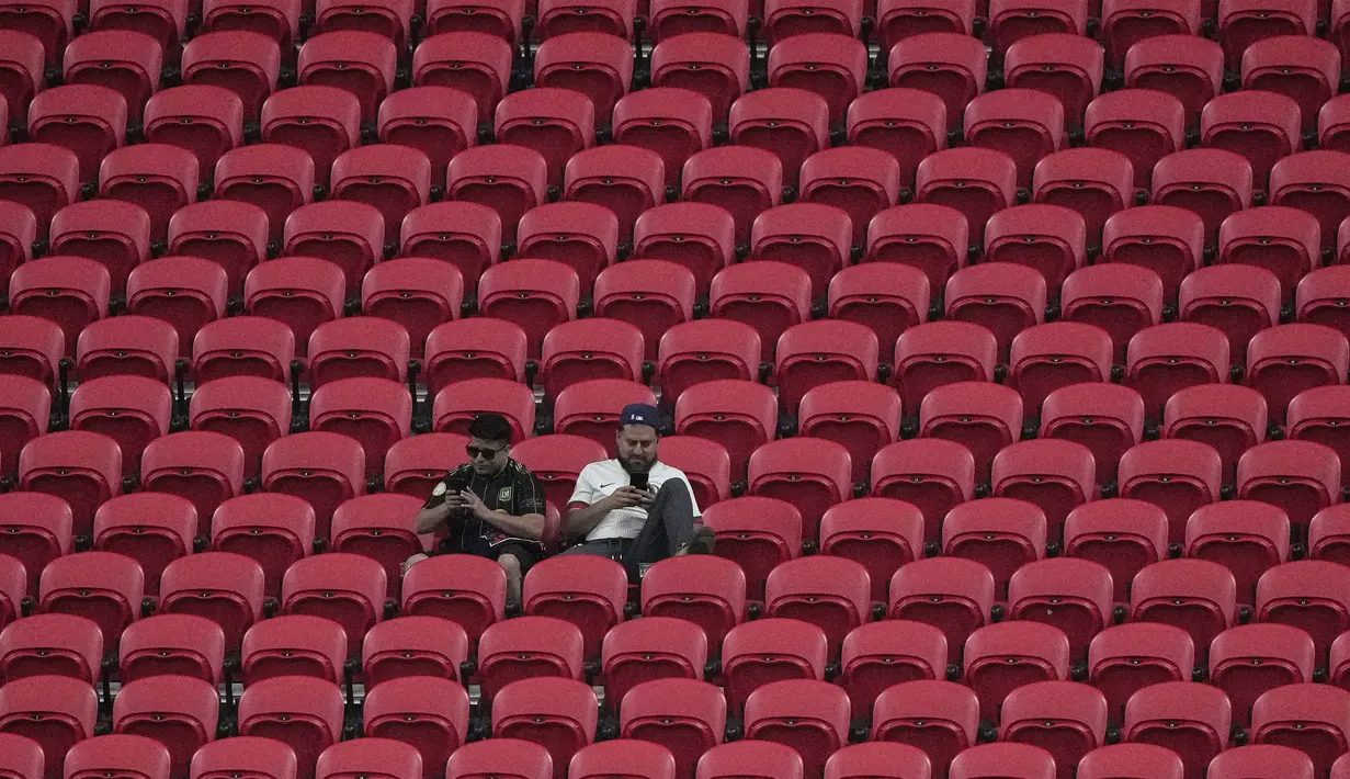 Dua orang penonton duduk di antara bangku kosong dalam pertandingan Grup D Piala Dunia Antarklub 2025 antara Chelsea melawan LAFC di Mercedes Benz Stadium, Atlanta, Amerka Serikat, Selasa (17/06/2025). (AP Photo/Brynn Anderson)