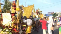 Kegiatan Caruban Carnival menarik perhatian pengunjung hingga rawan kecelakaan gara-gara mengejar selfie dengan Kereta Paksinagaliman. (Liputan6.com/Panji Prayitno)