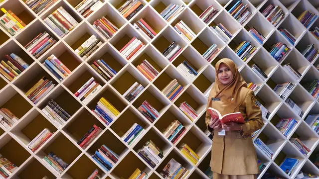Ary Yulistiana dan Koleksi Bukunya