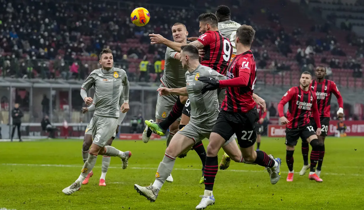 Pemain AC Milan dan Genoa bermain pada babak 16 besar Coppa Italia 2021/2022 di Stadion San Siro, Jumat (14/1/2022) dinihari WIB. AC Milan menang 3-1 lewat perpanjangan waktu. (AP Photo/Antonio Calanni)
