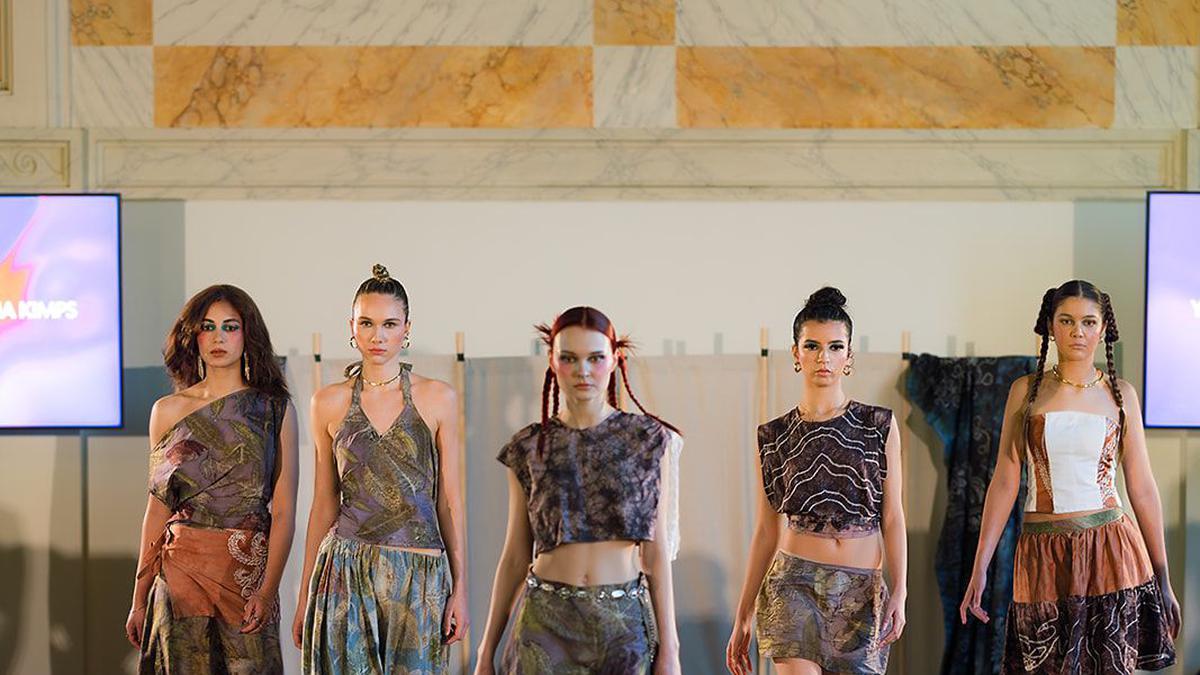 Saat Kreasi Kain Sasirangan Tanah Laut Unjuk Gigi di Stasiun Kereta Tercantik Belgia