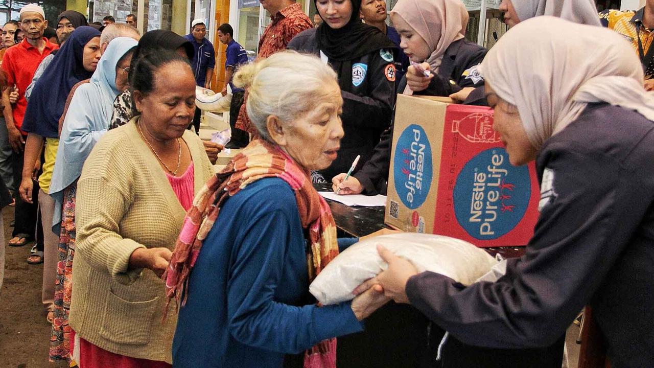 Ratusan Warga Antri Beras Murah Saat Aksi Sosial Mahasiswa di Jakarta