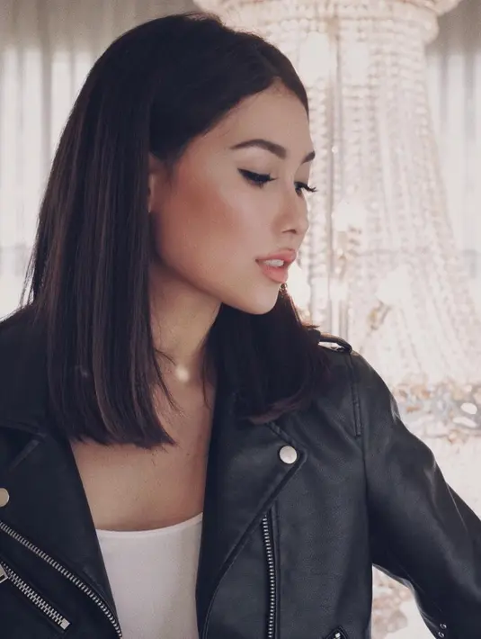 Wanita blasteran Lampung, Inggris dan Australia ini berkiblat pada gaya western untuk make-up maupun outfit. Sehari-hari Frederika memilih gaya casual, salah satunya dengan memadukan jaket kulit. Begini gaya OOTD boyish ala Frederika Alexis Cull yang memesona.(Liputan6.com/IG/@frederikacull)