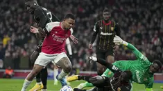 Penyerang Arsenal Gabriel Jesus, kedua kiri, berebut bola dengan bek Lens Massadio Haidara pada matchday 5 Grup B Liga Champions 2023/2024, di Emirates Stadium (30/11/2023) dini hari WIB. (AP Photo/Kin Cheung)