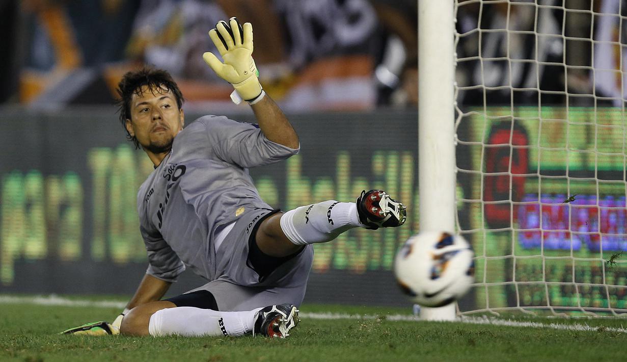 Mantan kiper Almeria dan Valencia, Diego Alves menjadi kiper terbanyak yang pernah menggagalkan tendangan penalti dari Messi dan Ronaldo, yaitu empat kali. Menghabiskan lebih dari satu dekade di Spanyol, Alves saat ini bermain untuk klub Liga Brasil, Flamengo. (AFP/Jose Jordan)