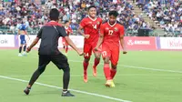 Selebrasi striker Timnas Indonesia U-22, Irfan Jauhari (kanan) setelah mencetak gol kedua Timnas Indonesia U-22 ke gawang Filipina pada laga pertama Grup A SEA Games 2023 di Olympic Stadium, Phnom Penh, Kamboja, Sabtu (29/4/2023). (Bola.com/Abdul Aziz)