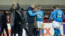 Pelatih Napoli, Maurizio Sarri bertepuk tangan usai pertandingan melawan RB Leipzig pada laga leg kedua 32 besar Liga Europa di Red Bull Arena, (22/2). Napoli menang 2-0 atas Leipzig. (AP Photo / Jens Meyer)