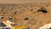 Bagian panorama  dari kamera IMP yang dipasang di tiang lander "Mars Pathfinder" NASA, mencakup "Puncak Kembar" di cakrawala, dan penjelajah Sojourner di sebelah batu yang disebut "Yogi". Gambar diambil pada 1997. (NASA / JPL)