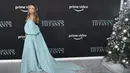 Zoey Deutch berpose saat tiba menghadiri pemutaran perdana film "Something From Tiffany's," di AMC Century City di Los Angeles pada Selasa, 29 November 2022. Wanita berusia 28 tahun itu mengenakan gaun off-shoulder berwarna biru muda yang indah dengan kereta panjang yang menyeret di belakangnya. (Photo by Richard Shotwell/Invision/AP)