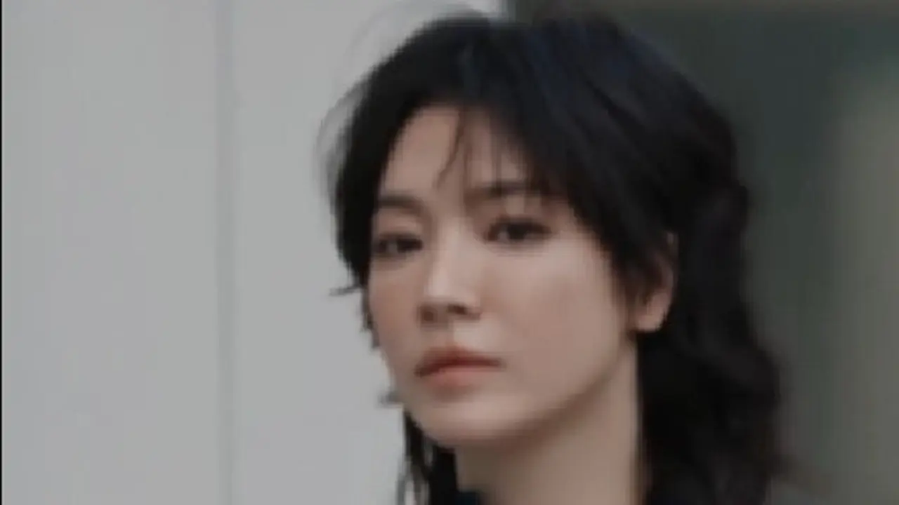 Song Hye Kyo Perdana Tampil dengan Rambut Wolf Cut, Cangklong Tas Fendi Rp79 Jutaan