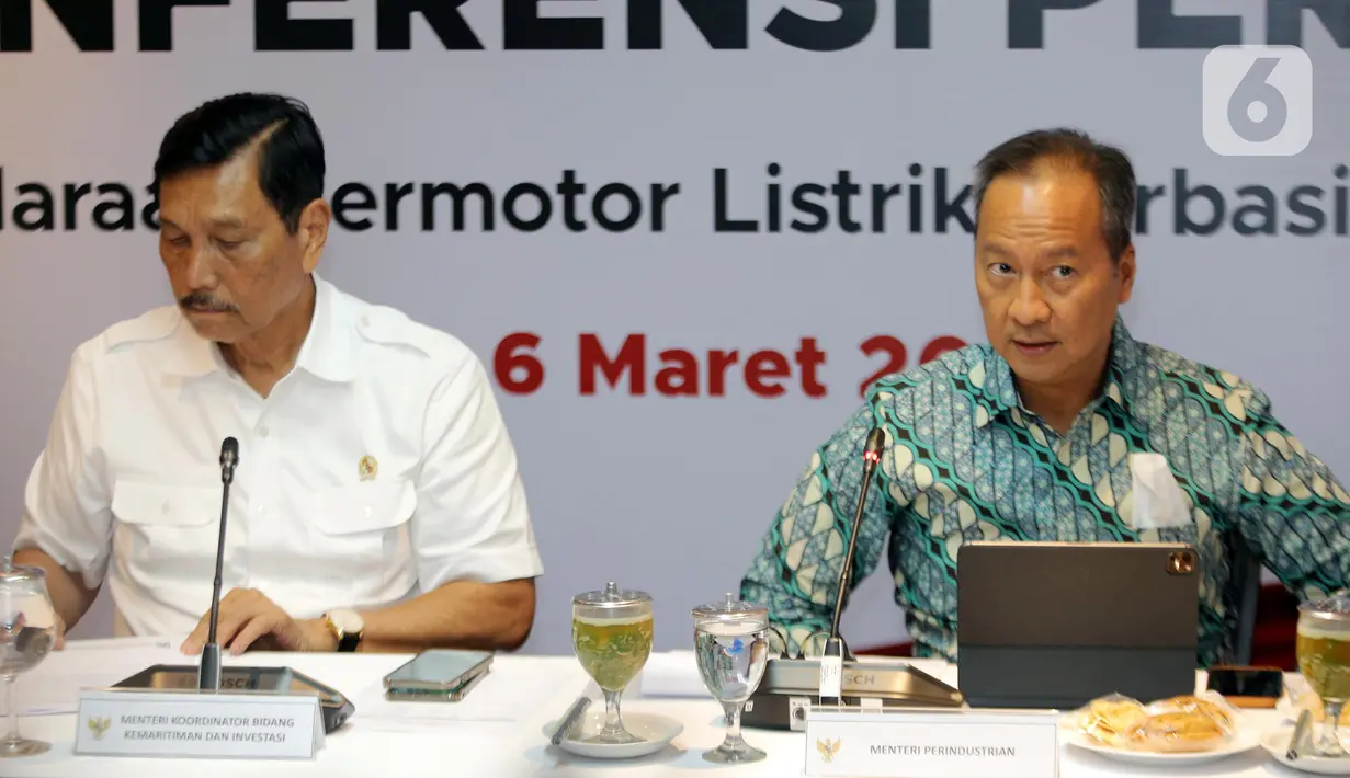 Menteri Perindustrian Agus Gumiwang Kartasasmita (kanan) bersama Menteri Koordinator Bidang Kemaritiman dan Investasi Luhut Binsar Pandjaitan saat menggelar konferensi pers di Jakarta, Senin (6/3/2023). Keterangan pers tersebut terkait pemerintah akan mengucurkan insentif Kendaraan Bermotor Listrik Berbasis Baterai (KBLBB) pada 20 Maret 2023. (Liputan6.com/Johan Tallo)