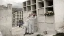 Petugas pemakaman menempatkan peti mati berisi jenazah pasien COVID-19 Jose de Arimateia, 65, ke dalam makam di Nova Iguacu, Brasil, 24 September 2020. Menurut perhitungan Reuters pada September, rata-rata lebih dari 5.400 warga dunia meninggal setiap 24 jam. (AP Photo/Silvia Izquierdo, File)