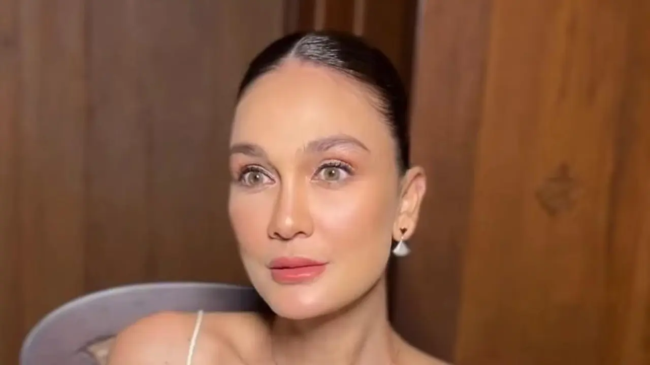 Resmi Jadi Istri Maxime Bouttier, Luna Maya Tampil Flawless dengan Riasan Fresh Coral di Momen Resepsi Pernikahan