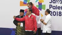 Presiden Joko Widodo bersama Ketua Umum Pengurus Besar Ikatan Pencak Silat Indonesia (IPSI) Prabowo Subianto usai mengalungkan medali kepada atlet di final pencak silat Asian Games 2018, Jakarta Jakarta, Rabu (29/8). (Merdeka.com/Imam Buhori)