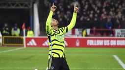 Pemain Arsenal, Gabriel Jesus, melakukan selebrasi setelah mencetak gol ke gawang Nottingham Forest dalam laga Premier League 2023/2024 pekan 22 di Stadion City Ground, Rabu (31/1/2024). Arsenal untuk sementara berhak naik ke peringkat dua klasemen dengan poin 46. Di sisi lain, Forest menduduki peringkat 16 dengan perolehan poin 20. (AP Photo/Rui Vieira)