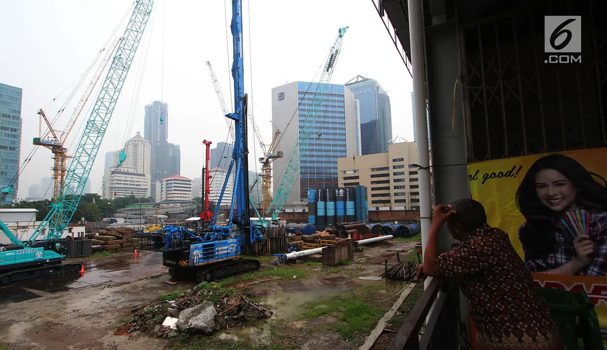 Seorang pria melihat proyek pembangunan Pasar Benhil di Jakarta, Kamis (29/11). Pasar Bendungan Hilir nantinya akan terintegrasi dengan transportasi massal MRT dan ditargetkan rampung pada tahun 2019. (Merdeka.com/Imam Buhori)