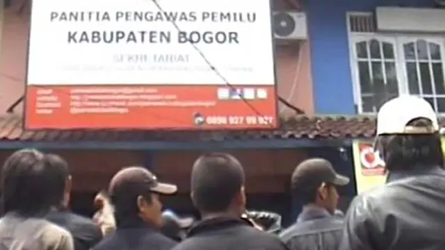 Bupati Bogor Tersangka, Massa Tuntut Ketua Panwaslu Mundur
