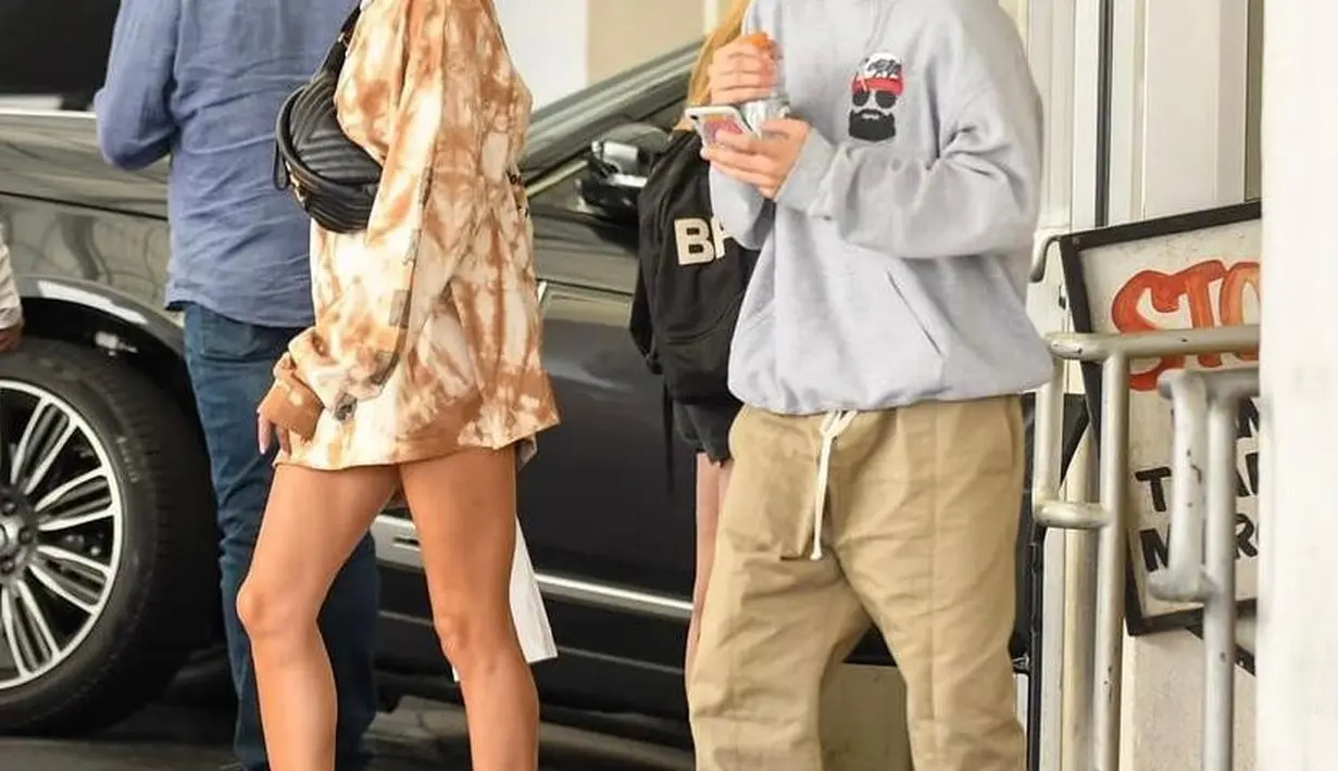 Color coordinated fashion juga bikin outfit kalian terlihat menawan, tanpa harus pakai baju kembaran. (Instagram/haileyjbaldwin).