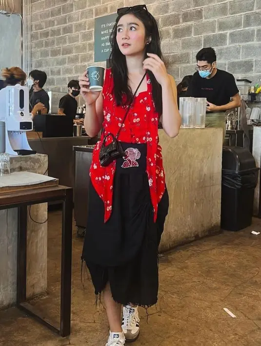 Ide outfit hangout dengan kebaya lainnya bisa ditiru dari gaya Febby Rastanty berikut ini. Ia memadukan kebaya kutubaru berhias motif yang cantik dengan rok serut yang kekinian. [@febbyrastanty]