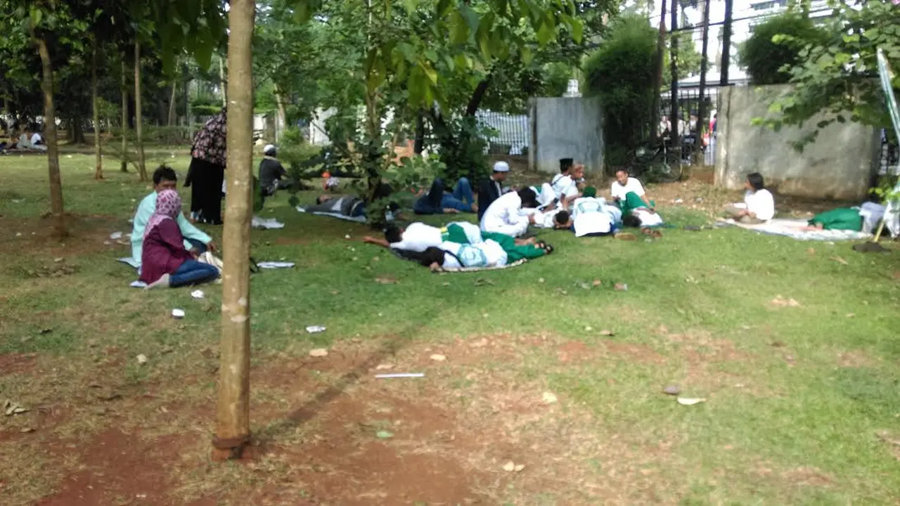 Massa kelompok penentang Ahok melepas lelah di Bumi Perkemahan Ragunan