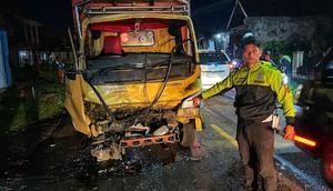 Penampakan truk yang risek usai terlibat kecelakaan adu banteng di Jalan Raya Siliwangi Kabupaten Sukabumi. (Liputan6.com/ Dok Ist)