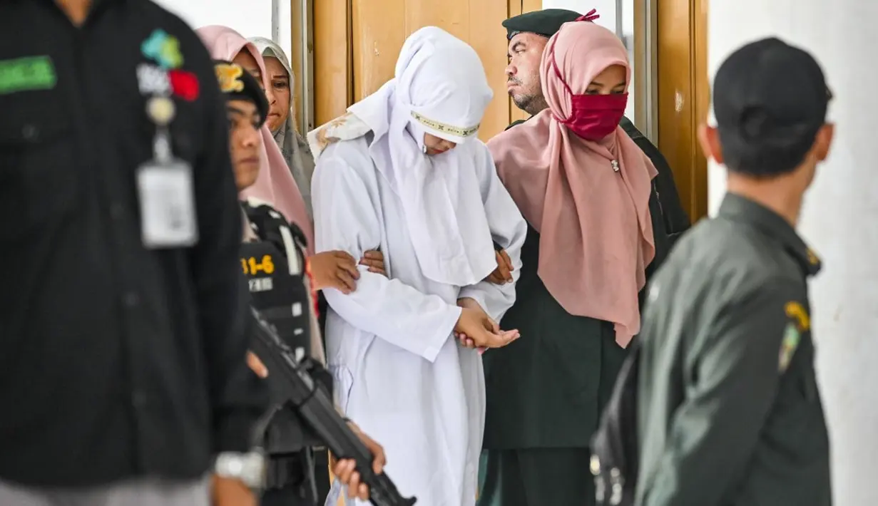 <p>Kejaksaan Negeri Banda Aceh bersama Satpol PP dan Wilayatul Hisbah (WH) Banda Aceh mengeksekusi uqubat atau hukuman cambuk terhadap dua pelaku yang terbukti melakukan ikhtilat atau zina. (CHAIDEER MAHYUDDIN/AFP)</p>
