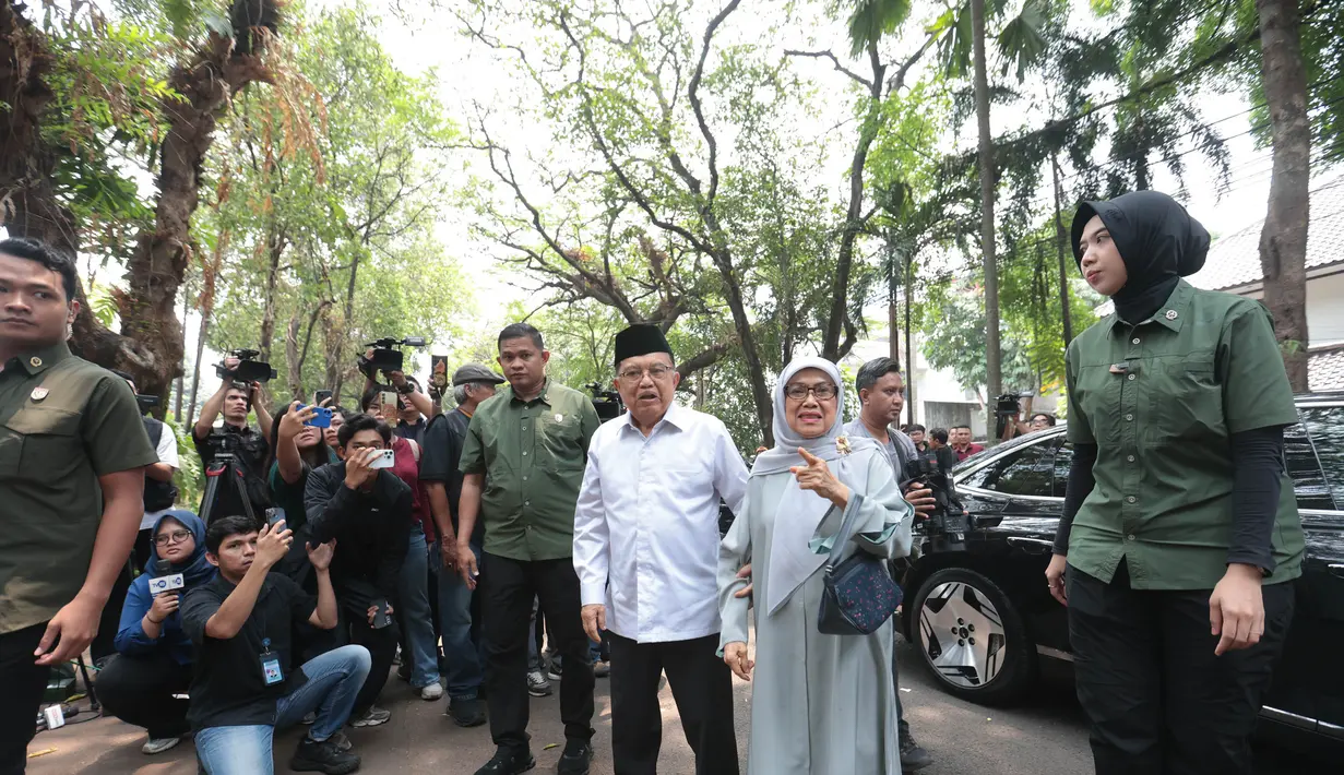 Mantan Wakil Presiden Jusuf Kalla bersama istri, Mufidah Jusuf Kalla, tiba di rumah duka Guruh Soekarnoputra di Jalan Sriwijaya Raya, Kebayoran Baru, Jakarta Selatan, Sabtu (26/9/2026). Keduanya datang untuk menyampaikan belasungkawa dan memberikan penghormatan terakhir kepada almarhum. (KLY/Budy Santoso)