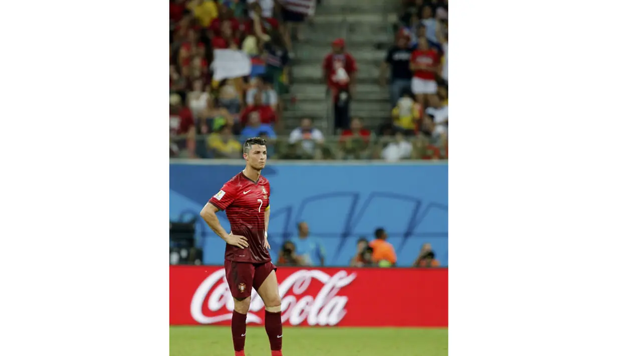 Reaksi kapten Timnas Portugal, Cristiano Ronaldo, saat berlaga di penyisihan Piala Dunia 2014 Grup G melawan Amerika Serikat di Stadion Amazonia, Brasil, (23/6/2014). (REUTERS/Siphiwe Sibeko)