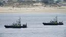 Kapal polisi berpatroli jelang KTT G7 di Carbis Bay, Cornwall, Inggris, Senin (7/6/2021). Ribuan polisi tambahan mulai berdatangan di Devon dan Cornwall menjelang KTT G7 pada 11-13 Juni. (Aaron Chown/PA via AP)