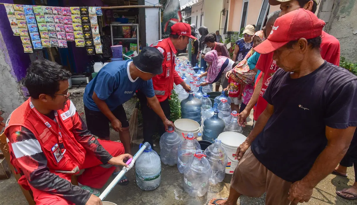 Petugas PMI menyalurkan bantuan air bersih kepada warga terdampak kekeringan di Rawa Geni, Cipayung, Kota Depok, Rabu, 2 September 2026. (KLY/ Arie Basuki)