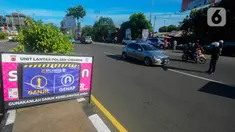 Polisi lalu lintas dan petugas Dinas Perhubungan melakukan pengaturan arus kendaraan roda empat saat pemberlakuan sister ganjil genap di kawasan Gadog, Bogor, Jawa Barat, Rabu (28/6/2023). Memasuki libur Idul Adha 1444 H, Polres Bogor memberlakukan sistem ganjil genap di Jalur Puncak. (merdeka.com/Arie Basuki)