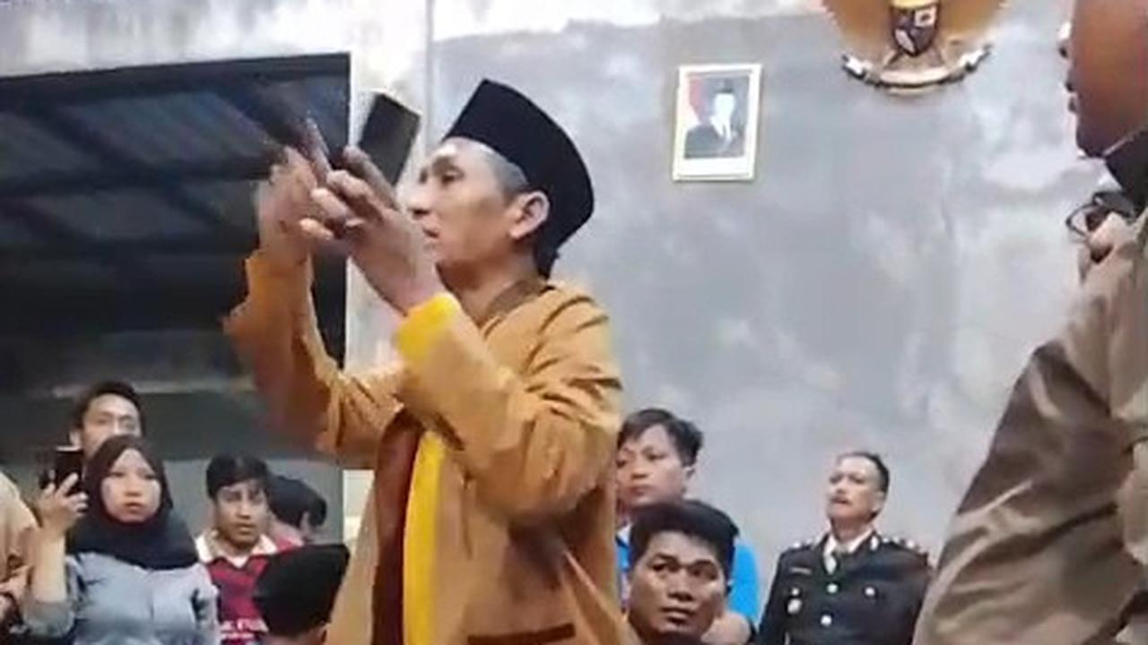 Massa hajar polisi diduga peras warga modus tuduh terlibat judi online. (Istimewa/merdeka.com).