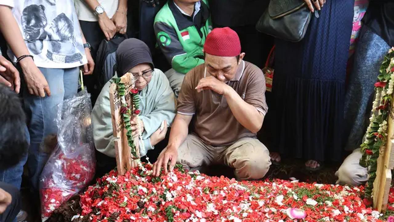 Beberapa kerabat dekat terlihat meneteskan air mata ketika jenazah Affan diturunkan ke liang lahat. (Kapanlagi.com/Budy Santoso)