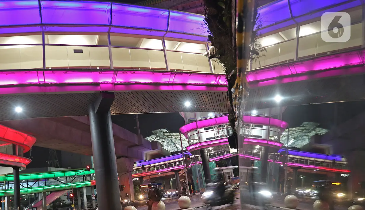 Cahaya warna-warni menghiasi Halte Transjakarta Centrale Stichting Wederopbouw (CSW) di kawasan Kebayoran Baru, Jakarta, Kamis (29/07/2021). Skybridge yang mengintegrasikan Halte Transjakarta CSW dengan Stasiun MRT Asean ditargetkan rampung tahun ini. (Liputan6.com/Herman Zakharia)