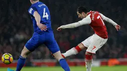 Pemain Arsenal Henrikh Mkhitaryan melakukan tembakan ke gawang Everton saat pertandingan Liga Inggris di Stadion Emirates, London (3/2). Dalam pertandingan ini, Arsenal menang telak 5-1 atas Everton. (AP Photo / Alastair Grant)