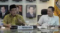 Ketua Fraksi Golkar di DPR Ade Komaruddin (kiri) didampingi Sekretaris Fraksi Partai Golkar Bambang Soesatyo (kanan) menggelar konferensi pers di Senayan, Jakarta, Jumat (6/3/2015). (Liputan6.com/Andrian M Tunay)
