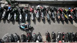 Pengendara motor keluar dari parkiran PD Pasar Jaya Tanah Abang, Jakarta, Senin (1/8). Mulai Agustus, Pemprov DKI melalui Badan Layanan Umum Daerah (BLUD) Perparkiran mengambil alih pengelolaan parkir 15 pasar PD Pasar Jaya. (Liputan6.com/Yoppy Renato)