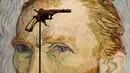 Pistol usang milik pelukis terkemuka asal Belanda, Vincent Van Gogh dipamerkan di sebuah rumah lelang di Paris, Prancis, 14 Juni 2019. Pistol tersebut diyakini digunakan oleh Vincent van Gogh untuk menembak dirinya sendiri saat bunuh diri. (FRANCOIS GUILLOT/AFP)