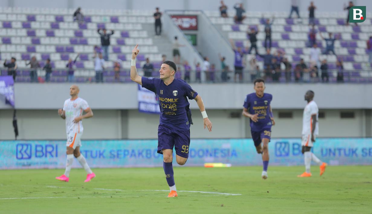 Pemain Persita, Andrejic Aleksa merayakan golnya ke gawang Borneo FC dalam laga BRI Super League 2025/2026 di Indomilk Arena, Tangerang, Banten, Jumat (09/01/2026). (Bola.com/Bagaskara Lazuardi)