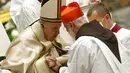 Kardinal baru dari Italia, Raniero Cantalamessa menerima biretanya saat dia diangkat menjadi kardinal oleh Paus Fransiskus dalam upacara konsistori di mana 13 uskup diangkat ke pangkat kardinal di Basilika Santo Petrus, Vatikan, Sabtu (28/11/2020). (Fabio Frustaci/POOL via AP)