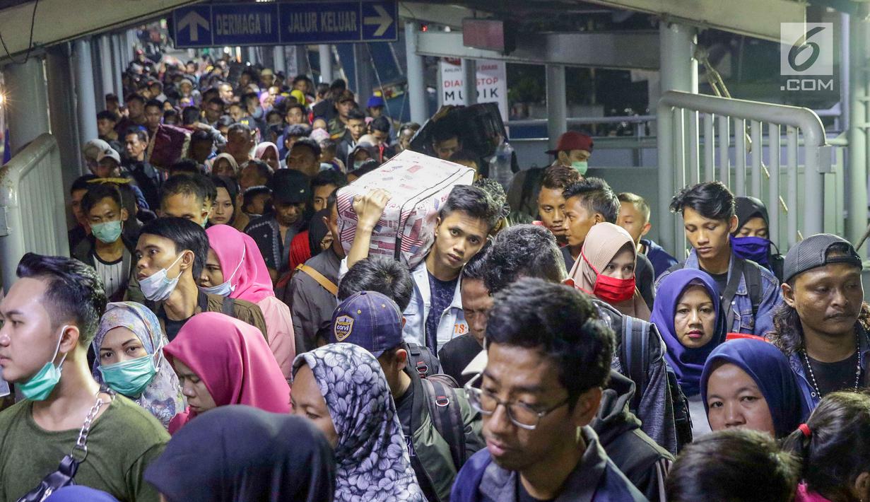 Pemudik antre saat memasuki kapal penyebrangan di Dermaga 1 Pelabuhan Penyebrangan Merak, Banten, Sabtu (1/6/2019). Hingga Sabtu (1/6) pukul 08.00 WIB, pemudik yang menyebrang dari pelabuhan Merak menuju Bakauheni mengalami peningkatan 30,1%. (Liputan6.com/Helmi Fithriansyah)