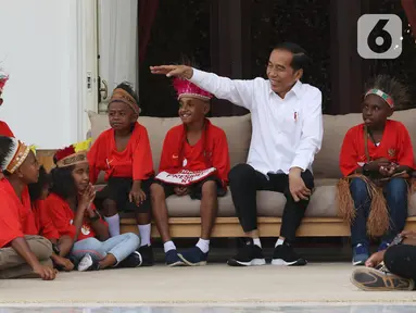 Presiden Joko Widodo atau Jokowi bercengkerama dengan perwakilan anak-anak sekolah dasar dari Papua di Istana Merdeka, Jakarta, Jumat (11/10/2019). Jokowi menerima kedatangan 30 anak-anak sekolah dasar dari Jayapura dan Asmat. (Liputan6.com/Angga Yuniar)