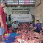 Sebanyak 15 ekor sapi diberikan kepada masyarakat yang merupakan sumbangan dari para donatur yang dihimpun Dompet Dhuafa. (Liputan6.com/Dicky Agung Prihanto)