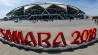 Logo bertuliskan "Samara 2018" terlihat di luar gedung Samara Arena yang juga dikenal sebagai Kosmos Arena di Rusia, 6 Mei 2018. Samara Arena adalah salah satu dari 12 venue untuk penyelenggaraan Piala Dunia 2018 Rusia musim panas ini (AFP/Mladen ANTONOV)